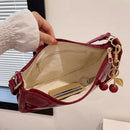Bolsa Feminina Couro PU com Pingente de Cereja – Elegante, Espaçosa e Versátil para Trabalho e Passeios