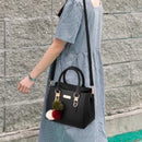 Bolsa Feminina com Relevo e Pingente Decorativo – Bolsa de Ombro e Transversal Elegante com Detalhes Sofisticados