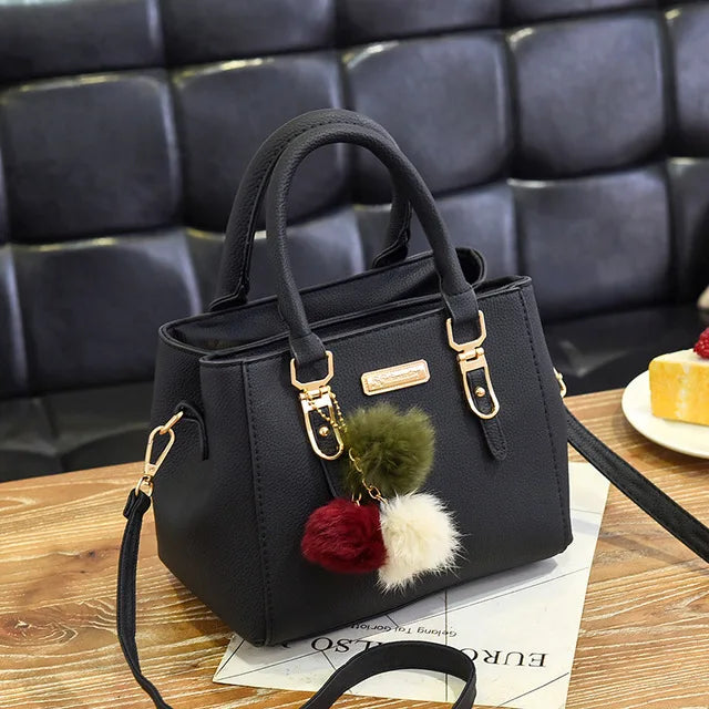 Bolsa Feminina com Relevo e Pingente Decorativo – Bolsa de Ombro e Transversal Elegante com Detalhes Sofisticados