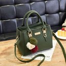 Bolsa Feminina com Relevo e Pingente Decorativo – Bolsa de Ombro e Transversal Elegante com Detalhes Sofisticados