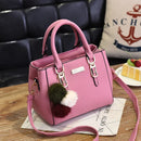 Bolsa Feminina com Relevo e Pingente Decorativo – Bolsa de Ombro e Transversal Elegante com Detalhes Sofisticados