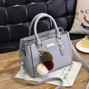 Bolsa Feminina com Relevo e Pingente Decorativo – Bolsa de Ombro e Transversal Elegante com Detalhes Sofisticados