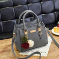 Bolsa Feminina com Relevo e Pingente Decorativo – Bolsa de Ombro e Transversal Elegante com Detalhes Sofisticados