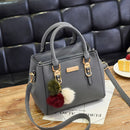 Bolsa Feminina com Relevo e Pingente Decorativo – Bolsa de Ombro e Transversal Elegante com Detalhes Sofisticados
