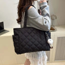 Bolsa Tote Matelassê Feminina Grande Capacidade com Pingente de Pelúcia – Elegante para Trabalho, Faculdade e Uso Diário