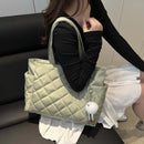 Bolsa Tote Matelassê Feminina Grande Capacidade com Pingente de Pelúcia – Elegante para Trabalho, Faculdade e Uso Diário