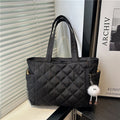 Bolsa Tote Matelassê Feminina Grande Capacidade com Pingente de Pelúcia – Elegante para Trabalho, Faculdade e Uso Diário