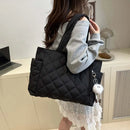 Bolsa Tote Matelassê Feminina Grande Capacidade com Pingente de Pelúcia – Elegante para Trabalho, Faculdade e Uso Diário