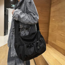 Bolsa Feminina Transversal Grande Capacidade – Bolsa de Ombro com Fechamento em Zíper e Pingente Decorativo