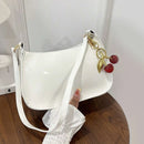 Bolsa Feminina Couro PU com Pingente de Cereja – Elegante, Espaçosa e Versátil para Trabalho e Passeios
