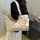 Bolsa Tote Matelassê Feminina Grande Capacidade com Pingente de Pelúcia – Elegante para Trabalho, Faculdade e Uso Diário