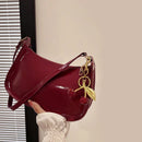 Bolsa Feminina Couro PU com Pingente de Cereja – Elegante, Espaçosa e Versátil para Trabalho e Passeios