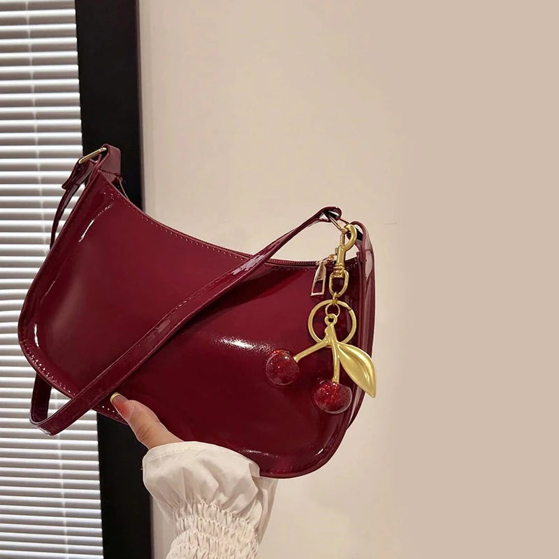 Bolsa Feminina Couro PU com Pingente de Cereja – Elegante, Espaçosa e Versátil para Trabalho e Passeios