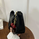 Bolsa Feminina Couro PU com Pingente de Cereja – Elegante, Espaçosa e Versátil para Trabalho e Passeios