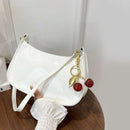 Bolsa Feminina Couro PU com Pingente de Cereja – Elegante, Espaçosa e Versátil para Trabalho e Passeios